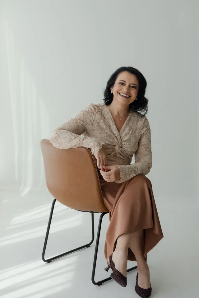 Dra. Kerly Helena, médica ginecologista integrativa em São Luís – MA, em seu consultório