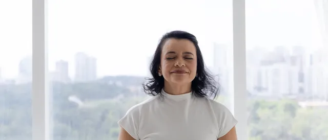 Dra. Kerly Helena em meditação — yoga na menopausa